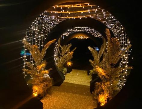 Glam and Glitz Theme Event - Eventologists Red Carpet Glam Party, Met Gala Party Theme, Glitz And Glam Theme, Glitz And Glam Decor, Glitz And Glam Party Theme, Glitz And Glam Wedding, Glitz And Glam Party, Prom Theme Decorations, Glam And Glitz