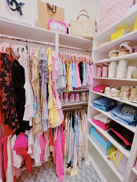 That Girl Closet, Closet Organization Ideas Walk In, Preppy Closet Ideas, Teen Girl Closet, Aesthetic Closet Ideas, Aesthetic Closets, Preppy Closets, Preppy Closet Organization, Teen Closet Organization