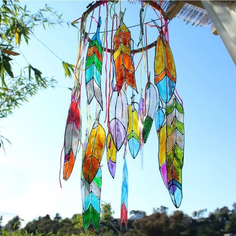 Get your boho decor on for the summer with this fun faux stained glass feather project using Americana Crystal Gloss Enamels! Deco Hippie, Feather Diy, Plastic Bottle Art, Ice Resin, Making Stained Glass, Plastic Bottle Crafts, Plastic Spoons, Stained Glass Diy, Plastic Crafts