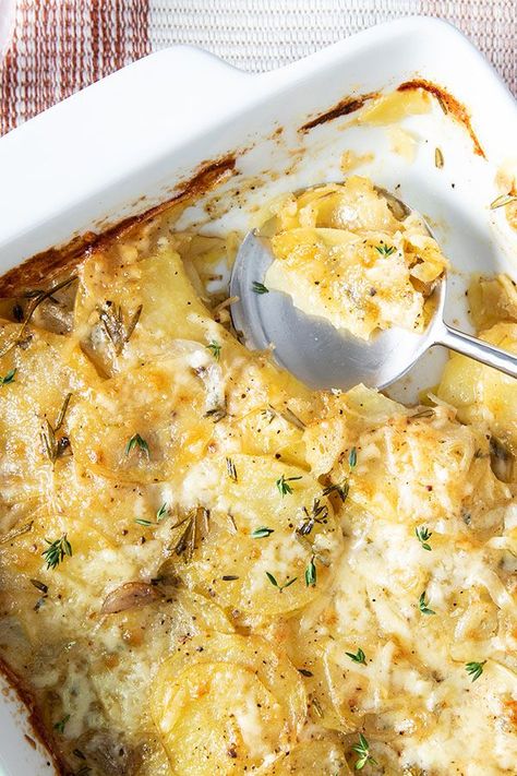 This potato casserole recipe incorporates potatoes, shallots, thyme, rosemary, gruyere cheese and parmesan cheese to create the ultimate fall recipe meets comfort food. Whether you’re looking to eat this cheesy potato recipe for a fall dinner or pack it for lunch the next day, it’s a great choice for a casserole recipe.#casserolerecipes #potatocasserole #fallrecipes #cheesypotatoes #comfortfood Recipes Potatoes, Dessert Smoothie, Lunch Appetizers, Potato Recipe, Gruyere Cheese, Healthy Eating For Kids, Baked Potatoes, Salad Side Dishes, Easy Casserole