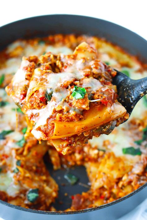 This Easy Skillet Lasagna has all the traditional flavors you love in a classic lasagna dish but is an easy to make one pan low-effort version! Everything gets cooked in a skillet on the stove and no layering or baking is required. It’s also a healthier and high protein version of the classic dish thanks to using lean ground chicken and cottage cheese instead of ricotta. Skillet Lasagna With Cottage Cheese, Skillet Lasagna Easy, Lasagna With Cottage Cheese, Cottage Cheese Pasta, Skillet Lasagna, Pot Lasagna, Classic Lasagna, Lasagna Pasta, Easy Skillet