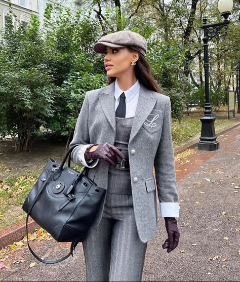 Gloves Outfit Classy, Peaky Blinders Outfit Women, Stylish Business Outfits, Women Wearing Ties, Instagram Autumn, Woman Suit Fashion, First Ladies, Classy Work Outfits