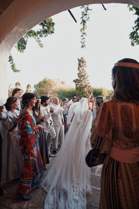 Blanca Miró looked amazing in her Dior haute couture wedding dress for her bohemian wedding in Menorca | Vogue France Blanca Miro Wedding, Vogue Weddings, Haute Couture Wedding, Bohemian Princess, Couture Wedding Dress, Haute Couture Wedding Dress, Spanish Wedding, Vogue France, Vogue Wedding