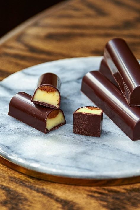 Stuffed Chocolate Bar Recipe, Chocolate Bar Filling Ideas, Filled Chocolate Bars, Homemade Bonbons, Bonbon Recipe, Cream Cheese Ganache, Chocolatier Recipes, Ganache Cheesecake, Chocolate Molds Recipe