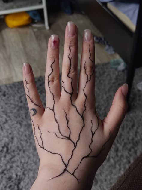 Cool Pen Drawings On Hand, Hand Art Drawing On Hand, Cool Easy Hand Tattoos, Easy Pen Tattoos To Draw On Hand, Marker Hand Tattoos, Ideas To Draw On Your Hand With A Pen, Cute Hand Drawings On Hand, Things To Draw On Your Leg With Sharpie, Pen Doodles On Skin