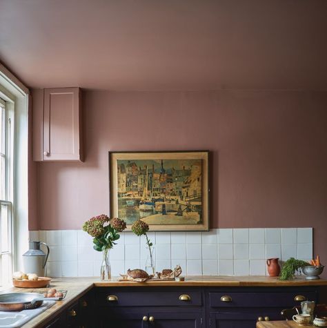 Pink Walls In Kitchen, Modern Kitchen Wall Colors, Pink Kitchen Walls, Sulking Room Pink, Modern Kitchen Design Trends, Ceiling Colour, Bathrooms Modern, Pink Ceiling, Skimming Stone