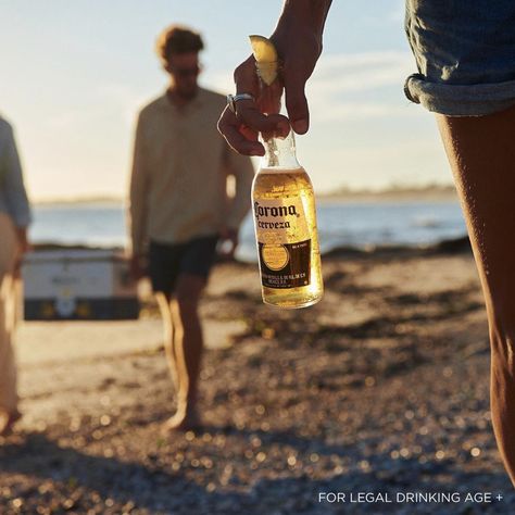 Beer Photoshoot, Beverage Photography Ideas, Hard Lemonade, Beer Photography, Beer Photos, Friends Drinks, Lemonade Drinks, Drinks Brands, Slytherin Aesthetic