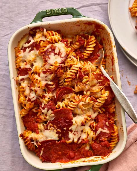 Pasta Bake Recipes, Pepperoni Pizza Casserole, Pepperoni Pasta, Budget Dinners, Pizza Pasta Bake, Pizza Recipes Pepperoni, Baked Spaghetti Recipe, Baked Pasta, Pizza Casserole