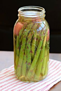 Quick pickled asparagus with shallot and tarragon. No special equipment needed!  Complete recipe and tutorial. Pickled Asparagus, Quick Pickled, How To Cook Asparagus, Food Swap, Pickle Jars, Asparagus Recipe, Energy Bites, Fermenting, Shallots