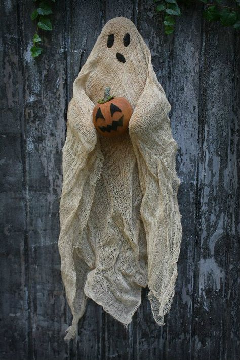 Primitive Ghost Diy, Diy Gauze Ghost, Gauze Ghosts, Primitive Halloween Crafts, Burlap Halloween, Prim Halloween, Ghost Door, Country Halloween, Halloween Craft Projects