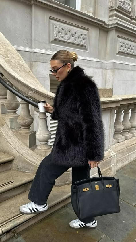 Black Fur Outfit, Outfits With Fur Coats, Faux Fur Coats Outfit, Black Coat Outfit, Fur Vest Outfits, Faux Fur Outfit, Looks Adidas, Fur Coat Outfit, Style Désinvolte Chic