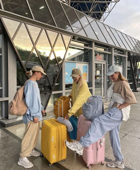 Aesthetic & Trendy Airport Outfits Inspo Outfit For Traveling On Plane, Airport Outfit Comfy Travel Style, Trendy Airport Outfits, Classy Airport Outfit, Airport Outfit Comfy, Comfy Airport Outfit, Aesthetic Airport, Airport Outfit Summer, Travel Outfit Plane