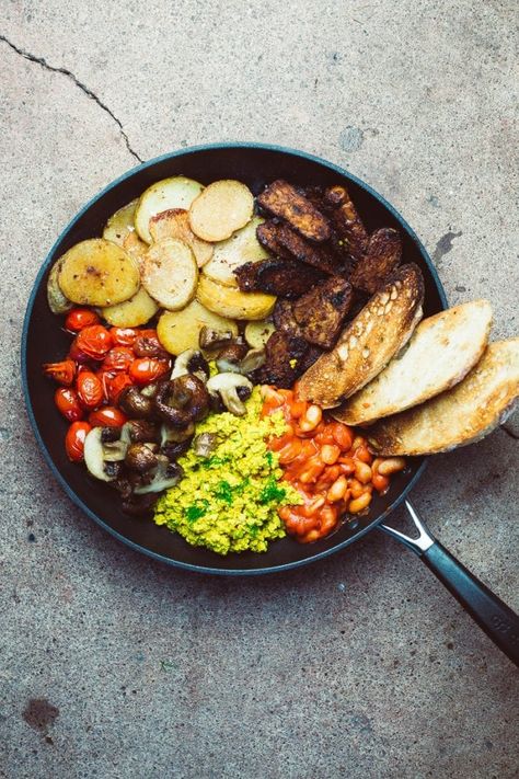 Lowly | A Proper Vegan Full English Breakfast - The Only Recipe You Need! Roast Tomatoes, Full Irish Breakfast, Baked Potato Slices, Scrambled Tofu, Scottish Breakfast, Tempeh Bacon, Vegan Summer Recipes, Full English Breakfast, Grilled Tomatoes