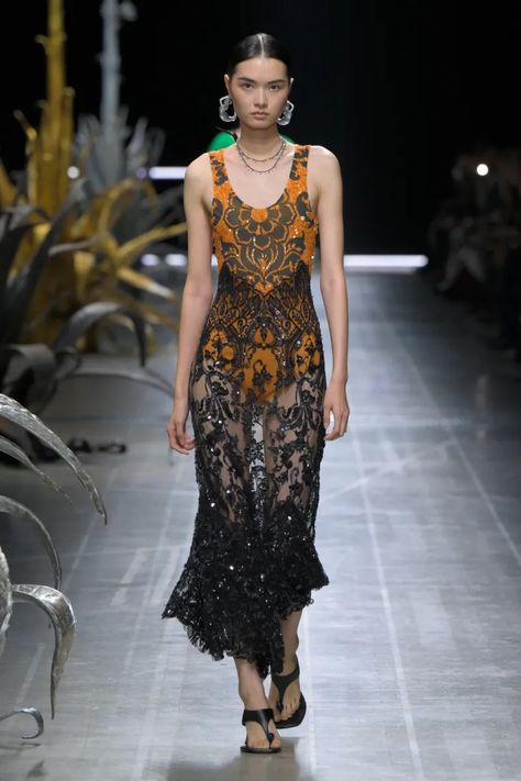 Etro Spring 2025 Ready-To-Wear Collection [PHOTOS] Etro Dress, Fashion Bible, Milan Fashion Week, Couture Fashion, Pretty Dresses, Runway Fashion, Gowns Dresses, Fashion News, Spring Fashion