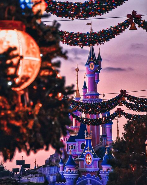 Disneyland Paris Christmas, Disneyland Paris Castle, Paris Christmas, Disneyland World, Disneyland Castle, Disneyland Photos, Disney Christmas Shirts, Disney Christmas Ornaments, Disney Paris