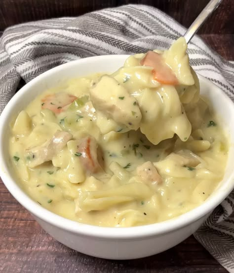 Creamy Chicken and Noodles Million Dollar Casserole, Roast Chicken Seasoning, Creamy Chicken And Noodles, Salisbury Steak Crockpot, Homemade Salisbury Steak, Tuna Casserole Easy, 5 Star Recipes, Chicken Entree, Creamy Chicken Noodle