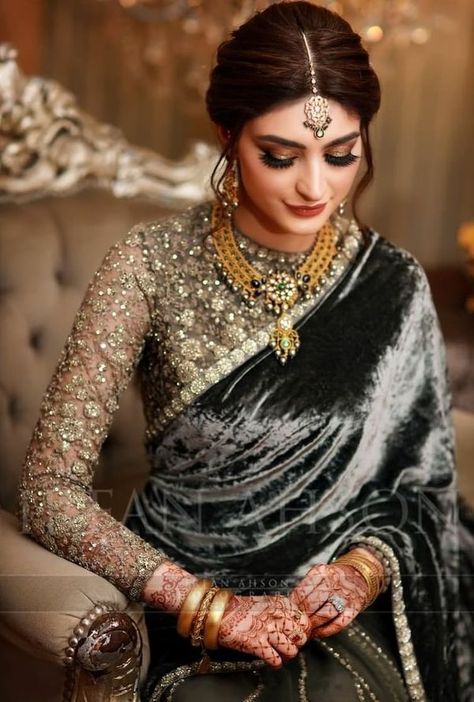 Blouse Designs That Will Keep You Warm & Comfy During Your Winter Nuptials! Full Sleeves Blouse Designs, Velvet Saree, Sabyasachi Sarees, Blouse Designs High Neck, Boat Neck Blouse Design, Full Sleeve Blouse, Blouse Back Neck Designs, Indian Saree Blouse, Simple Blouse Designs