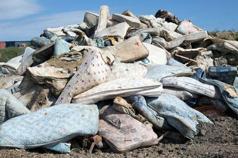 Old mattresses at a landfill dump Make Your Own Mattress, Diy Mattress, Natural Remedies For Insomnia, Straw Bale House, How To Recycle, Adjustable Bed Base, Adjustable Bed Frame, Recycling Facility, King Size Mattress