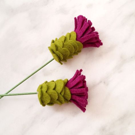 instructions for creating several different flower types from a single die-cutter pattern Fabric Flowers Bouquet, Felt Thistle, Thistle Crafts, Diy Felt Flowers, Diy Fabric Flowers, Felt Flowers Patterns, Felt Flower Tutorial, Felt Flowers Diy, Different Types Of Flowers