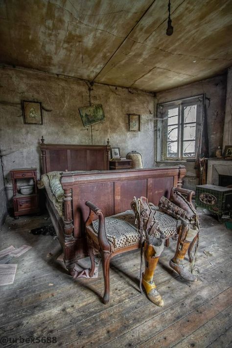 Abandoned Library, Eerie Places, Desert Places, Old Abandoned Buildings, Abandoned Property, Creepy Houses, Houses In France, Abandoned Mansion, Old Abandoned Houses