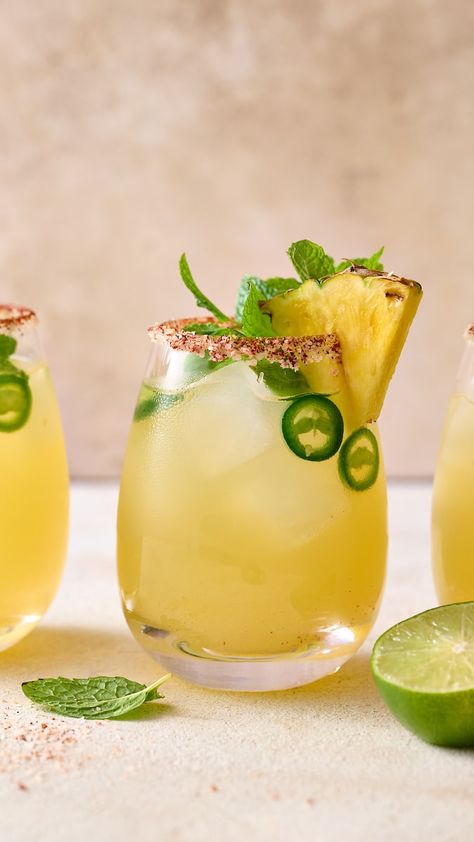 Next time you need cocktails for a crowd, skip the cocktail shaker and whip up a batch of these pineapple jalapeño pitcher margaritas instead! The simple syrup is cooked with fresh jalapeño slices, which gives these margs a great kick of heat. Garnish with fresh pineapple and lime wedges! Pitcher Margaritas, Peach Margaritas, Pitcher Margarita Recipe, Pineapple Margaritas, Mango Margaritas, Soft Batch, Egg Free Desserts, Chocolate Fudge Cookies, Spicy Pineapple