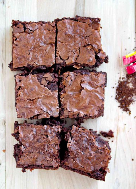 These one-bowl mocha brownies, made with dark chocolate, cocoa, flour, sugar, and butter, get their kick from instant coffee. Best of all, as the name suggests, it’s all made in one bowl. Vegan Mango Ice Cream, Mocha Brownies, Coffee Brownies, Biscuits Graham, Best Brownies, Brownies Recipe, S'mores, Eat Dessert First, Instant Coffee