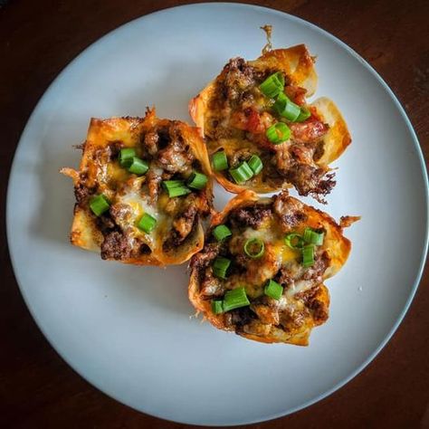 CHICKEN TACO WONTONS “CUPCAKES” Taco Wontons, Wonton Taco Cups, Taco Cupcakes, Wonton Tacos, Chicken Wontons, Taco Cups, Healthy Cupcakes, Wonton Cups, Weight Watchers Chicken