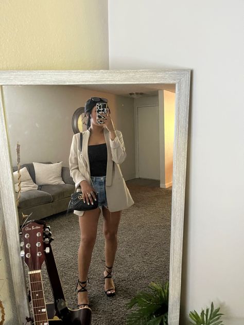 Denim Short And Blazer Outfit, Black Blazer Black Shorts Outfit, Brunch Outfit With Blazer, Shorts And Blazer Outfit Classy Chic, Denim Shorts Outfit Going Out, Shorts And Belt Outfit, Brunch Shorts Outfit, Shorts And A Blazer Outfit, Denim Shorts Heels Outfit