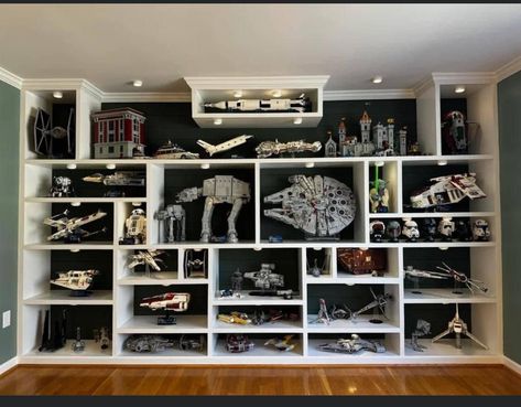 Lego Collection Display, Star Wars House Decor, Lego Display Shelf, Star Wars Display, Lego Displays, Lego Room Ideas, Star Wars Office, Lego Display Ideas, Lego Room Decor