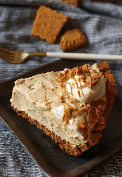 Cookie Butter Pie is an incredibly easy and delicious pie recipe. A cookie crust filled with a whipped, creamy cookie butter mousse! Cookie Butter Pie, Yummy Pie Recipes, Favorite Pie Recipes, Biscoff Cookie Butter, Cookie Butter, Easy Pie, Favorite Pie, Butter Pie, Easy Baking Recipes Desserts