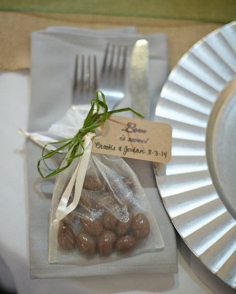 0e4dec18 5b86 11e4 843f 22000aa61a3e~rs 729 Almonds Wedding Favors, Almond Wedding Favours, Fall Candles Diy, Diy Guest Book, Chocolate Covered Almonds, Seed Wedding Favors, Winter Wedding Favors, Chocolate Wedding Favors, Cheap Favors