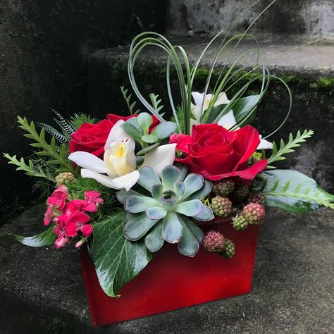 Box Floral Arrangements, Red Flower Arrangements, Red Rose Arrangements, Valentine Flower Arrangements, Ideas Valentines Day, Valentine Centerpieces, Christmas Flower Arrangements, Church Flower Arrangements, Holiday Arrangement