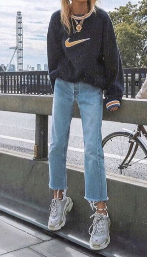 #sweatshirt #nike #hoodie #jeans #vintage Minimal Stil, Trendy Outfits 2020, Vintage Outfits 90s, Skater Girl Outfits, Outfit 90s, Tumblr Outfits, 40s Fashion, Sweatshirt Outfit, Nike Sweatshirts