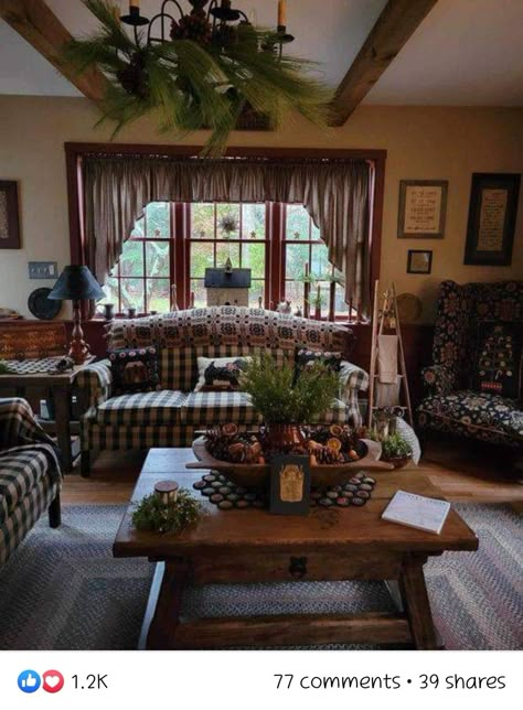 Primitive Family Room, Primitive Window Treatments, Country Livingrooms, Americana Living Rooms, Ideas Of Living Room, Early American Decorating, Primitive Americana Decor, Cozy Country Home, Country Sofas