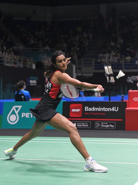 Professional Badminton players have hardcore training sessions to be nimble on court. But all players have to start from the basics. Check out Body conditioning exercises for badminton training 101 #badminton #training Badminton Reference, Badminton Aesthetic Girl, Pv Sindhu Badminton, Badminton Racket Aesthetic, Badminton Court Aesthetic, Badminton Photography, Badminton Girl, Shuttle Badminton, Badminton Smash