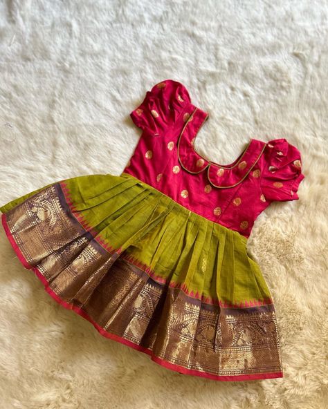 For the next festival, temple visit, wedding and special occasions! Have it all sorted Pinkish Red with Mehendi Green (Vintage Collar)- Kanchi Cotton South Indian Ethnic Frock for Baby Girl Instock: 0-3 Years www.babynmeindia.com 🔎REDMEHGREKCFRO Cotton Frocks For Baby Girl, Pattu Langa For Baby Girl, Pattu Frocks For Baby Girl, Baby Girl Dresses Indian, Langa Designs, Frock For Baby Girl, Traditional Baby Dresses, Indian Silk Dresses, Langa Blouse