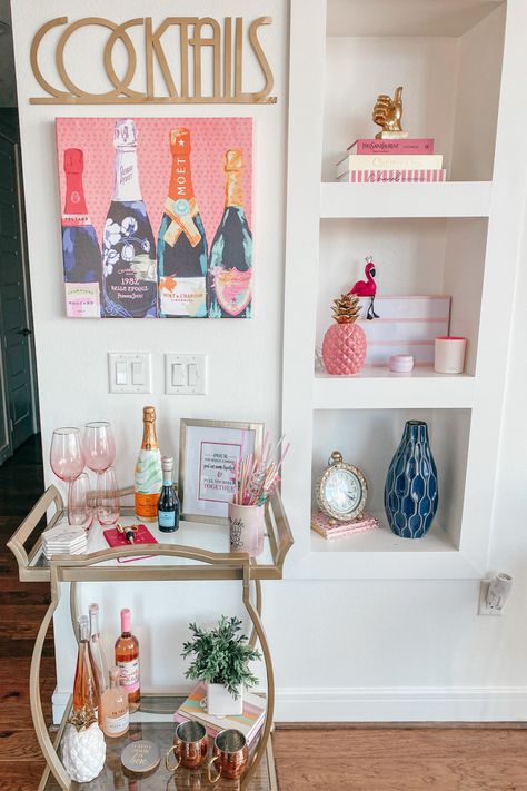 Aesthetic College Apartment Living Room, Bar Cart Preppy, Neutral College Apartment, Over Tv Decor, College Kitchen Decor, College House Aesthetic, Room Inspiration Colorful, College Living Room Ideas, College Home Decor