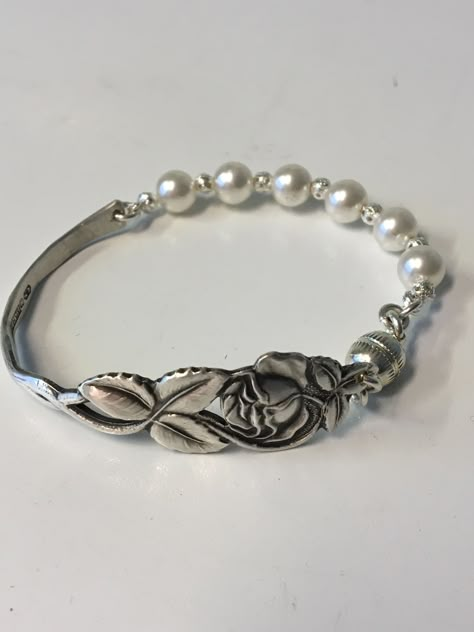 Etching Jewelry Silver, Silver Silverware Jewelry, Cutlery Bracelet, Silverware Bracelets, Vintage Spoon Jewelry, Spoon Jewelry Diy, Silver Spoon Jewelry, Silver Ware, Fork Jewelry