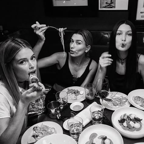 Hailey, Bella Hadid and Doutzen Kroes at Ceresio 7 restaurant in Milan, Italy. (09.23.2016) #haileybaldwin #bellahadid #doutzenkroes Prediabetic Diet, Photos Bff, Super Rich Kids, Doutzen Kroes, Fotos Goals, Photography Subjects, Bff Goals, Foto Poses, Bff Pictures