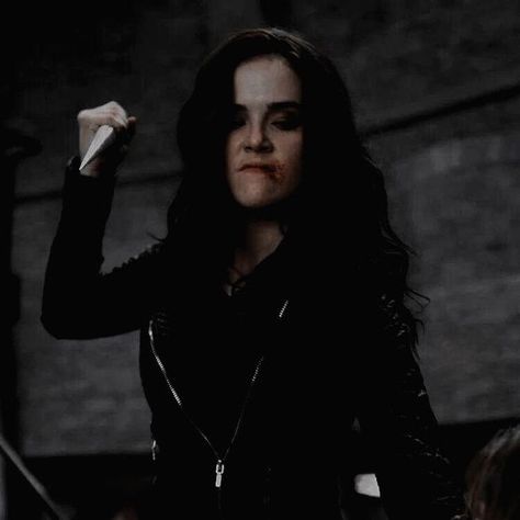 Apocalypse Aesthetic, Female Assassin, Angry Girl, Female Villains, Vampire Academy, Vampire Hunter, Fantasy Aesthetic, Vampire Slayer, Character Aesthetic