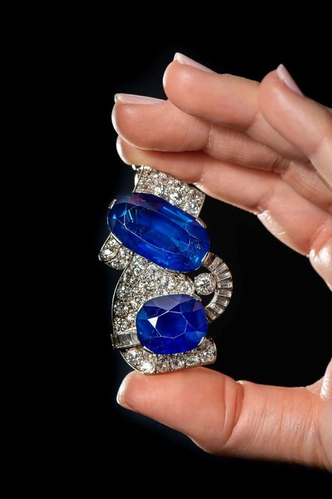 Tiara & Kashmir sapphire brooch outperform at Sotheby's Geneva Cinderella Cartoon, Sapphire Brooch, Kashmir Sapphire, Jewelry Magazine, Royal Tiaras, The Royal Family, Just Now, Sapphire Blue, Guinness