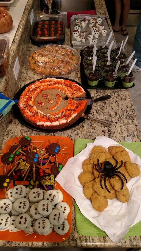 Halloween party ideas! Friend Halloween Party, Halloween Ideas Sleepover, Halloween Party Sleepover Ideas, Halloween Sleepover Party Ideas, Halloween Night In Ideas, Halloween Pj Party Ideas, Spooky Sleepover Aesthetic, Halloween Hangout Ideas, Spooky Night With Friends Food