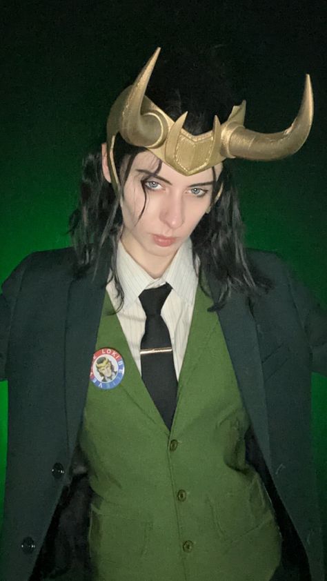 #loki #lokicosplay #marvel #mcu #marvelcosplay Fem Loki Cosplay, 3 Ppl Halloween Costumes, Loki Costume Female Diy, Loki Outfit Ideas, Loki Cosplay Female, Loki Costume Female, Female Loki Cosplay, Loki Inspired Outfit, Loki Makeup