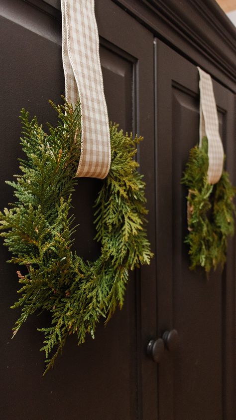 Cedar Wreaths Christmas, Diy Cedar Wreath, Diy Mini Wreath Christmas, Wreaths On Cabinet Doors, Mini Wreaths Diy, Small Wreath Ideas, Diy Mini Wreath, Mini Wreath Diy, Flower Trailer