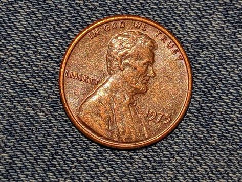 The 1975 penny, also known as the Lincoln Memorial cent, is a currency that many coin collectors and enthusiasts treasure. While it is not the most valuable or rare penny, it does have a distinct Pennies Worth Money, Abraham Lincoln Images, Penny Value Chart, Wheat Penny Value, Penny Values, Coin Dealers, Coin Auctions, Old Coins Worth Money, Rare Coins Worth Money