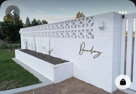 Planter Fence Wall, Breeze Block Fence Ideas, Breeze Blocks Fence, Breeze Block Front Porch, Breeze Block Fence Front Yard, Breeze Block Wall Front Of House, Breeze Block Fence With Gate, Breeze Block Front Fence, Brick Fence Ideas Concrete Blocks