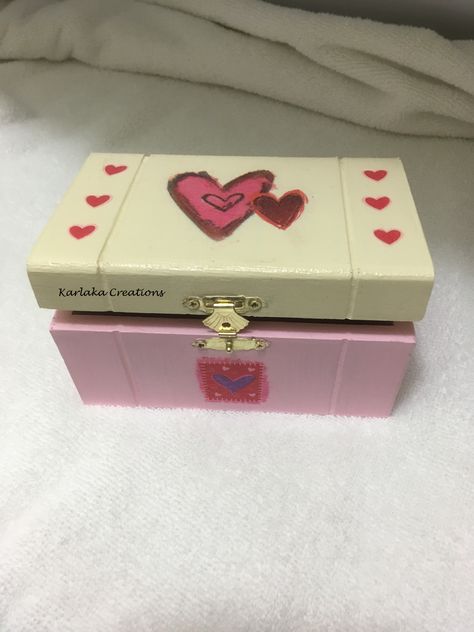 Cute Box Decorating Ideas, Slabs Box Ceramics Ideas, Painted Box Ideas Aesthetic, Memory Box Ideas Diy Paint, Senior Boxes, Box Painting Ideas, Painted Cds, Shoebox Ideas, Box Painting