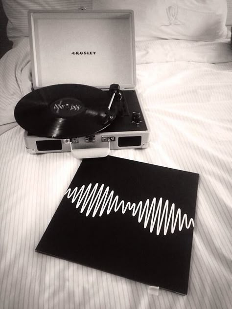 Arctic Monkeys AM on vinyl Arctic Monkeys Wallpaper, Vinyl Aesthetic, Monkey Wallpaper, Monkey 3, Artic Monkeys, Record Players, Black Phone, Music Aesthetic, Black And White Aesthetic