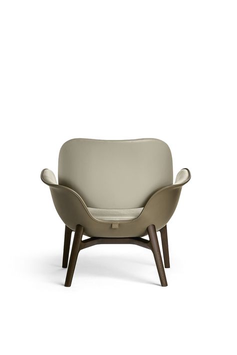 <p>A shell, almost a capsule, that houses and protects without closing itself off. The <b>Martha armchair</b>, designed by <b>Roberto Lazzeroni</b> for <b>Poltrona Frau,</b> achieves the difficult task of combining comfort and lightness. Soft forms and contrasting materials for an airy, relaxed, modern elegance. </p> Auditorium Seating, Apartment Luxury, Poltrona Frau, Wooden Easel, Waiting Area, Bed Desk, Bookcase Storage, Color Effect, Interior Projects