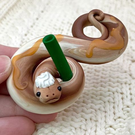 Clay Snake Sculpture, Polymer Clay Snake, Clay Snake, Snake Sculpture, Caramel Frappe, Pasta Das, Frog Figurines, Cute Snake, Clay Diy Projects